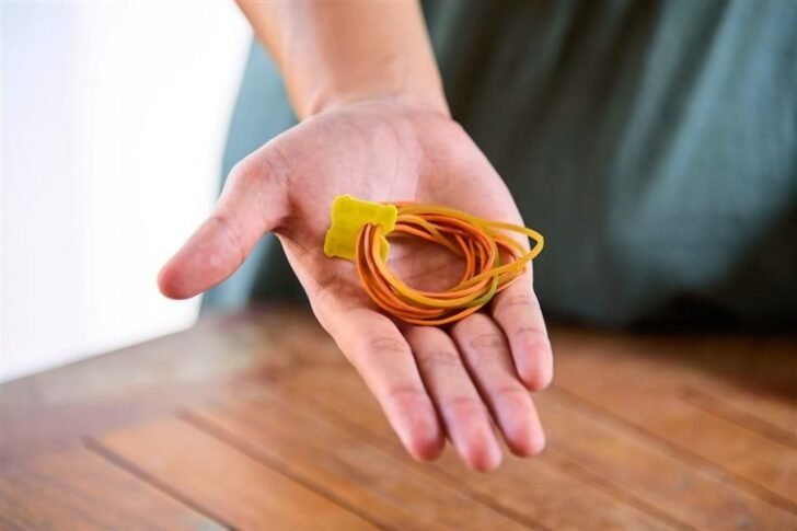 11 Bread Clip Uses People Never Knew They Exist 9 Bread clip uses on rubber bands 728x485 2